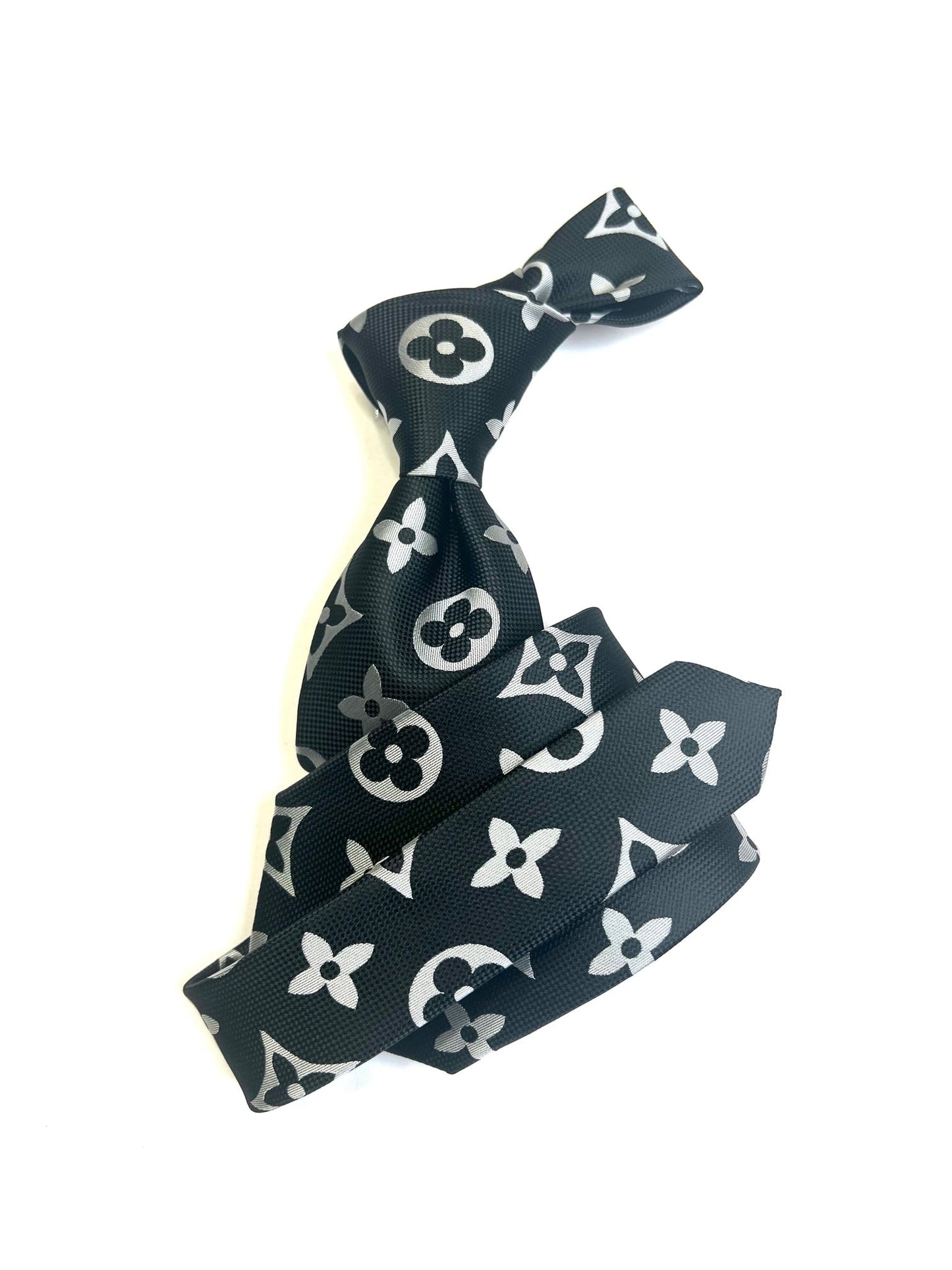 LV 4 | Black & White | Tie & Pocket Square