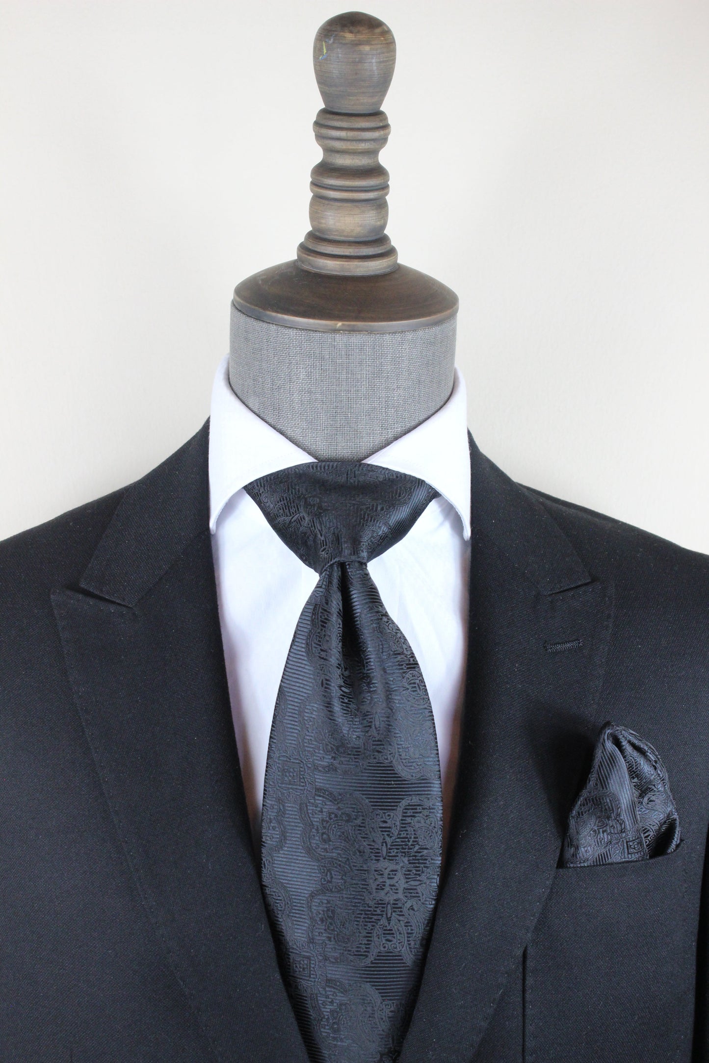 Men In Black-A8 (Tie & Hanky)