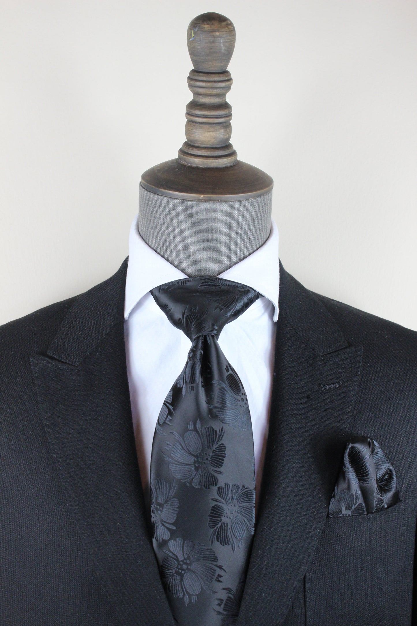 Men In Black-B6 (Tie & Hanky)