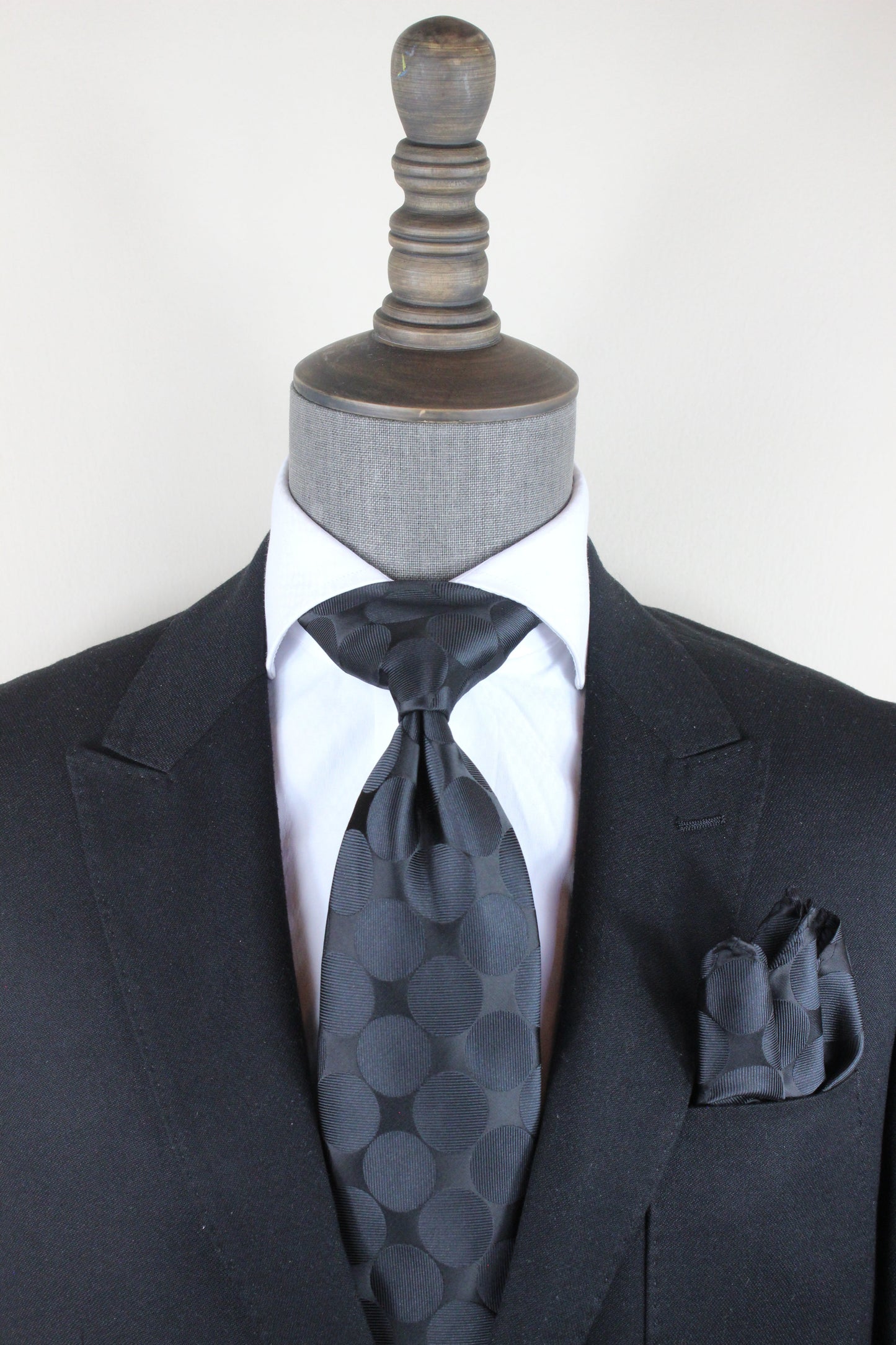 MEN IN BLACK A10 | POCADOT | TIE & POCKET SQUARE